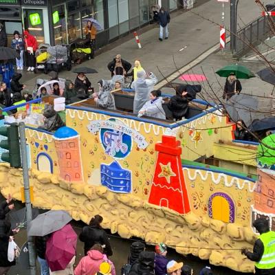 Kinderprinzenpaar auf ihrem Wagen beim Rosenmontagszug 2026