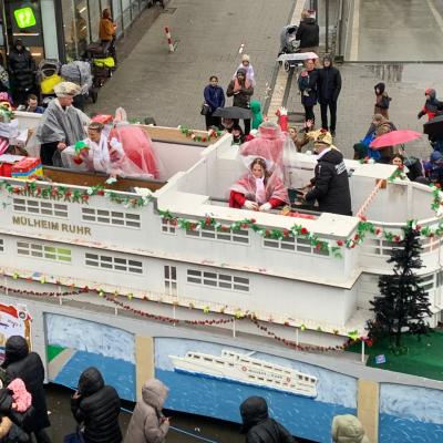 Prinzenpaar auf ihrem Wagen beim Rosenmontagszug 2026