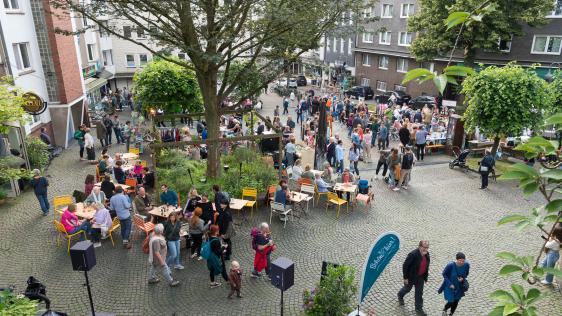 Blick auf den mit Menschen gefüllten Siegfried-Reda-Platz während der Veranstaltung "Schön hier!".