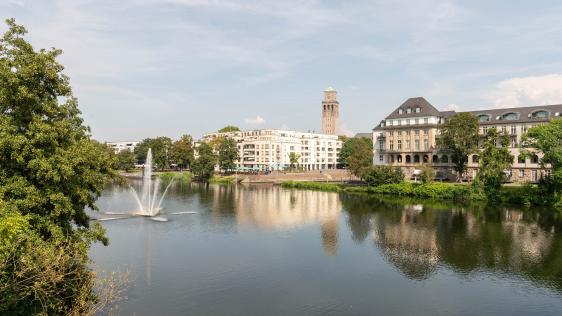 Wasserfontäne auf der Ruhr, im Hintergrund ist das Rathaus zu sehen