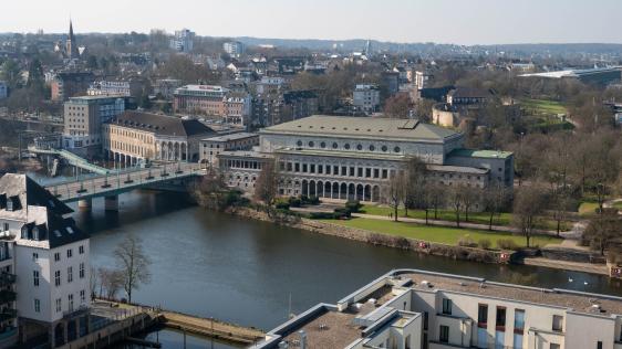 Blick vom Rathausturm auf die Stadthalle an der Ruhr