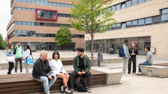 Studenten auf dem Campus der Hochschule Ruhe West in Mülheim