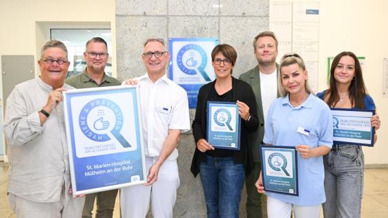 Offizielle Übergabe des MRE-Hygienesiegels an das St. Marien-Hospital Mülheim an der Ruhr (v.l.n.r): Sabina Moranjkic (Hygienefachkraft), Gesundheitsdezernentin der Stadt Mülheim Dr. Daniela Grobe, Pflegedirektor Maik Stanczyk, Dr. Christoph Weyland (Krankenhaushygieniker), Dr. Susanne Härtig (Abteilungsleitung Infektionsschutz, Gesundheitsamt Mülheim), Geschäftsführer Carsten Preuß und Mahrou Dominiak (Qualitätsmanagement Gesundheitsamt Mülheim)