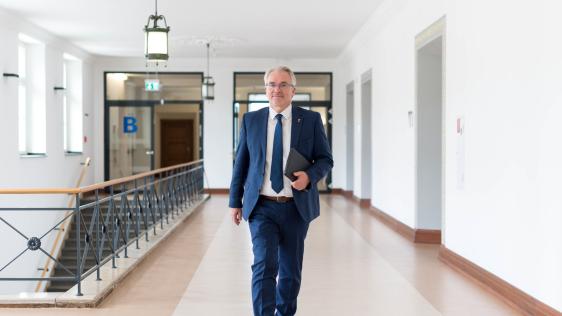 Oberbürgermeister Marc Buchholz läuft durch den Rathausflur