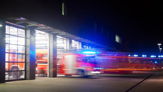 Ausrückende Feuerwehrfahrzeuge in Mülheim an der Ruhr