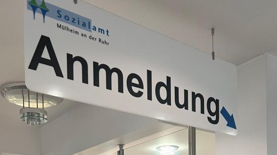 Auf dem Bild ist ein Schild mit der Aufschrift "Anmeldung"