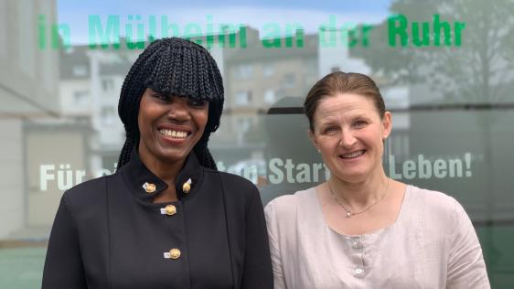 Leiterin der Mülheimer Familienhebammen, Jennifer Jaque-Rodney, und Familienhebamme Kerstin Brähler vor dem Familienhebammenladen in der Wallstraße 5