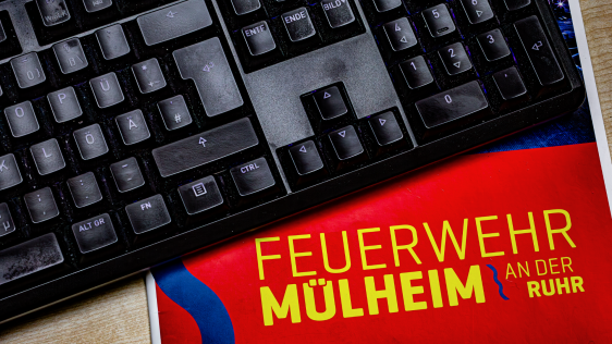 Tastatur und Broschüre mit dem Logo der Feuerwehr Mülheim an der Ruhr