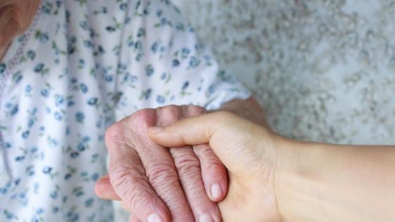 Helfende Hände. Doppelt im Einsatz - Vereinbarkeit von Beruf und Pflege gut unterstützen 
