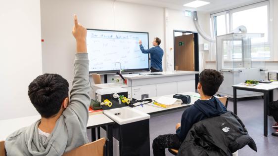 Klassenzimmer mit digitaler Tafel