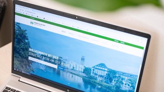 Laptop zeigt die Webseite der Stadt Mülheim an der Ruhr mit Begrüßungstext und Suchfunktion