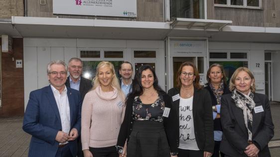 Eröffnung der neuen Anlaufstelle für Alleinerziehende (von links nach rechts): OB Marc Buchholz, Oliever Vrabec (Leitung Jobcenter), Desiree Növermann (Beraterin), Thomas Konietzka (Leitung Sozialamt), Belma Idrizi (Beraterin), Sabine Herrmann (stellvertretende Gleichstellungsbeauftragte und Projektleitung), Lydia Schallwig (Leitung Jugendamt), Antje Buck (Gleichstellungsbeauftragte).