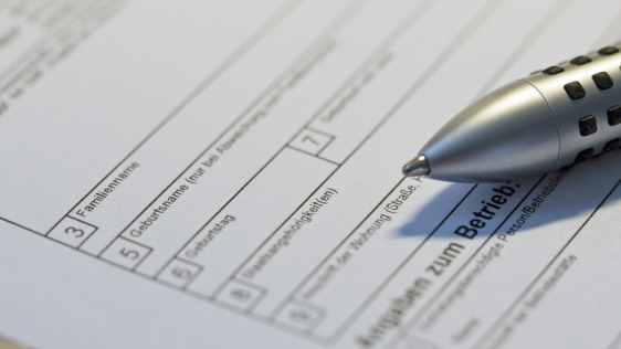 Antragsformular mit Stift