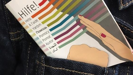 Ausschnittfoto: Hilfe! für Frauen nach Gewalterfahrung bietet ein neues handliches Pocketheft.