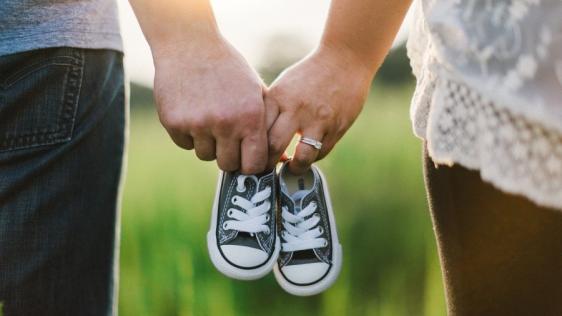 Eltern mit Babyschuhen, Geburt, elterliche Sorge, Unterhaltsfragen