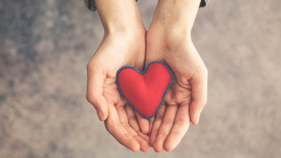 in der Hand ein Herz