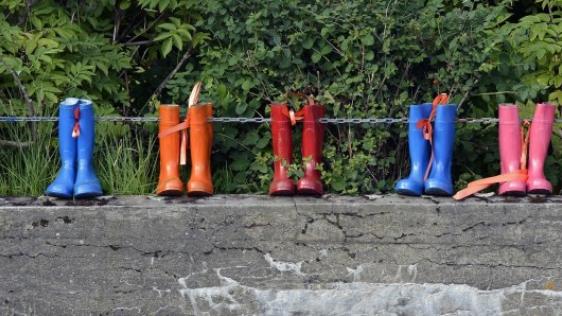 Gummistiefel auf einer Wäscheleine
