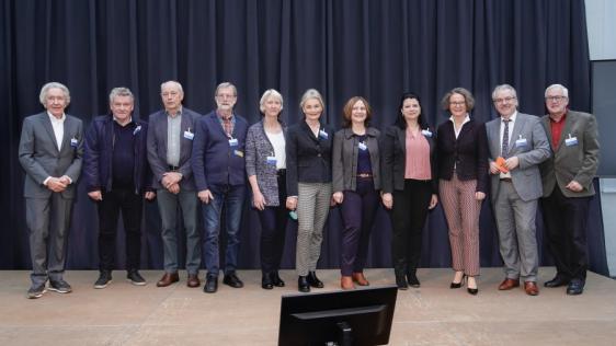Europaminister 2021 Dr. Stephan Holthoff-Pförtner (links) und Kommunalministerin 2021 Ina Scharrenbach (3. von rechts) gratulieren Oberbürgermeister Marc Buchholz (2. von rechts), Sabine Kuzma (4. von rechts, Geschäftsführerin Städtepartnerschaften) und Dr. Gerhard Ribbrock (ganz rechts, Städtepartnerschaftsverein)