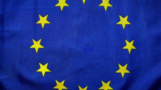 Die Europaflagge ist blau mit einem Kreis aus zwölf goldenen Sternen. Die Sterne stehen für Einheit, Solidarität und Harmonie der europäischen Völker.