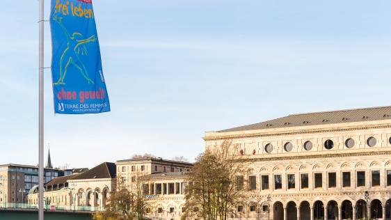 Fahne gegen Gewalt an Frauen weht am Stadthafen.