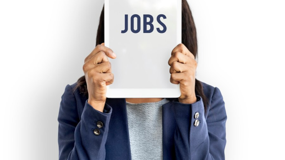 Eine Frau hält einen Bogen Papier vor ihr Gesicht mit dem Wort "Jobs"