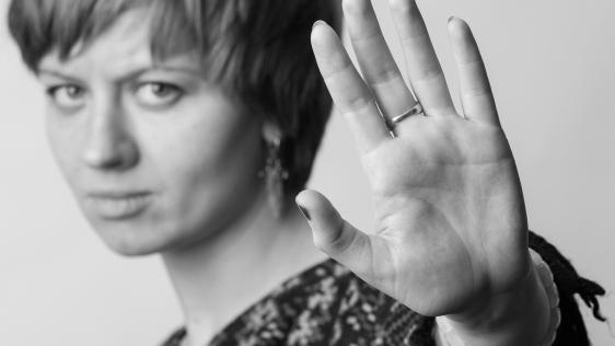 Häusliche Gewalt gegen Frauen Das Foto Domestic violence - woman put the palm in front of herself von Slava Rutkovski zeigt eine Frau, die selbstbewusst und abwehrend mit der Hand Stop, bis hierher und nicht weiter! signalisiert.