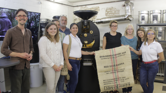 Red Ecolsierra vor Kaffeeröstmaschine
