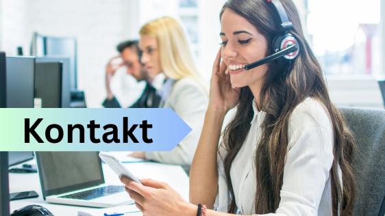 Eine Frau in einem Büro telefoniert. Im Hintergrund befinden sich eine Arbeitskollegin und ein Arbeitskollege.