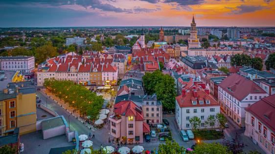 Eine Luftaufnahme der Stadt Opole / Oppeln (Polen) mit Blick auf den Kleinen Ring.