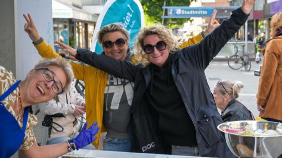 Ausgelassene Stimmung herrscht beim Schlesier, der bei der Veranstaltung Schön hier mit einem Stand dabei ist.