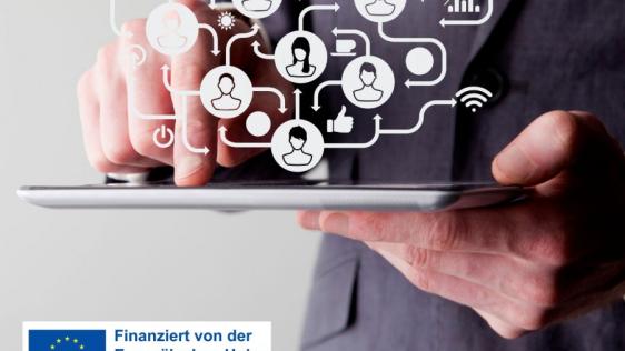 Eine Person hält eine Tablet in den Händen. Über dem Tablet befinden sich verschiedene Symbole der Digitalisierung. Unten im Bild erscheint das EU-Logo mit der Aufschrift Finanziert von der Europäischen Union - NextGenerationEU.