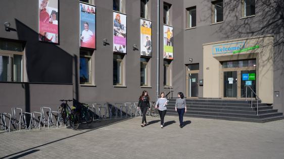 Auf dem Bild ist der Eingangsbereich der VHS Mülheim an der Ruhr zu sehen