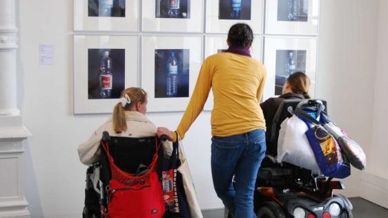 Eingliederungshilfe ermöglicht die Teilhabe in der Gemeinschaft, wie beispielsweise der Besuch von Kunstausstellungen.