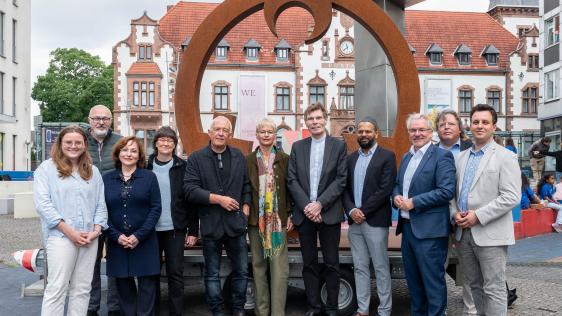 Oberbürgermeister; Vertreter*innen der Religionen und politische Vertreter empfangen die Großskulptur.