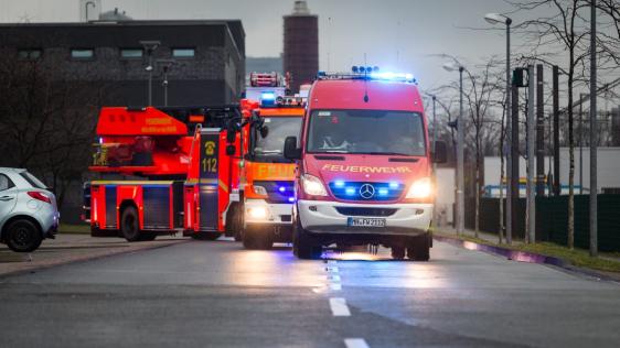 Der Löschzug der Feuerwehr rückt aus. 