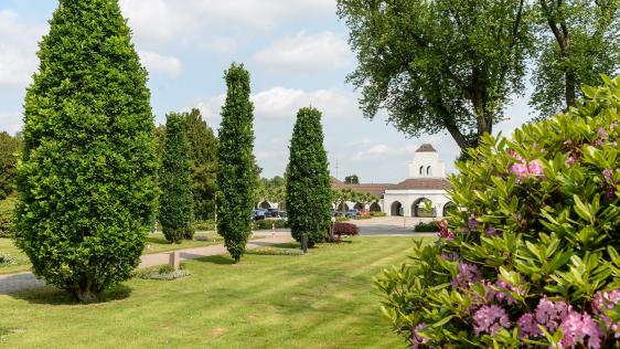Blick auf das Friedhofsgebäude am Hauptfriedhof schräg von der Eichenallee aus