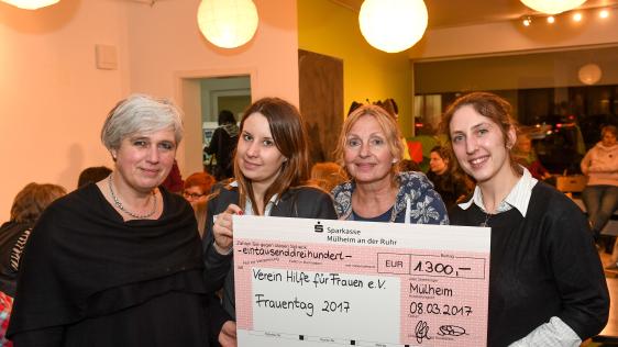 heckübergabe an das Frauenhaus: (v. l.) Birgit Weustermann (HRW), Sandra Schlicht (Sparkasse Mülheim), Antje Buck (Stadt Mülheim), und Nora Thurow (Verein Hilfe für Frauen). Gabriele Schmidt (Finanzamt Mülheim) war leider verhindert.