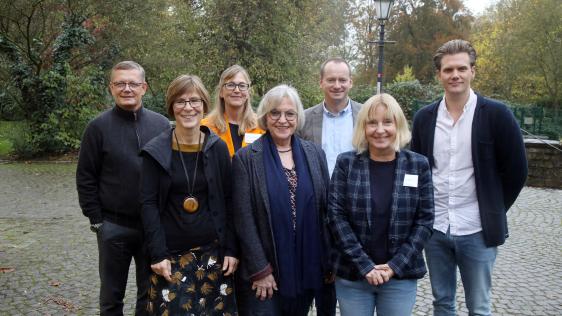  (von links) Michael May (Referent), Henrike Krüsmann (Referentin), Cäcilia Tiemann (stellv. Gleichstellungsbeauftragte, Runder Tisch gegen häusliche Gewalt), Margarete Wietelmann (Bürgermeisterin), Thomas Konietzka (Leiter Sozialamt), Antje Buck (Gleichstellungsbeauftragte), Marc Heiderhoff (Referent, Kommunaler Sozialer Dienst)