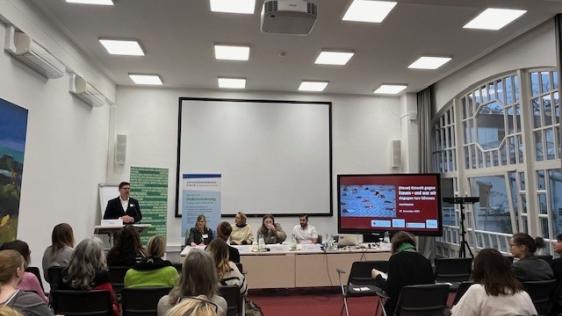  Der Dozent der Wolfsburg, Dr. Jens Oboth, begrüßt im Namen der Kooperationspartner*innen (Gleichstellungsstelle, Antidiskrimierungsstelle, Hochschule Ruhr West) und der 2. Bürgermeisterin Ann-Kathrin Allekotte die Teilnehmenden der Veranstaltung: (Neue) Gewalt gegen Frauen Und was wir dagegen tun können.