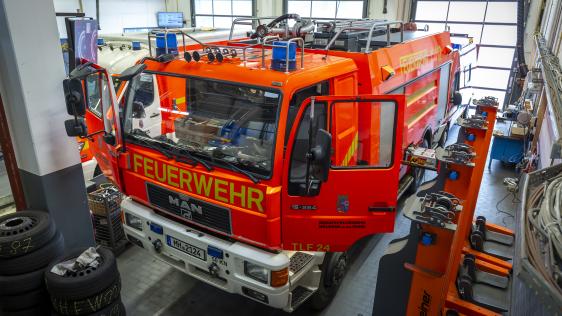 Das Tanklöschfahrzeug in der Werkstatt der Feuerwehr.