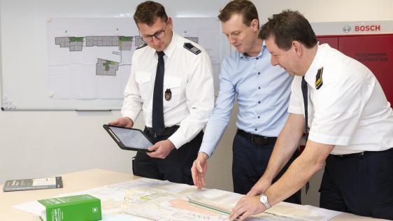 Beratung eines Bürgers bei der Feuerwehr