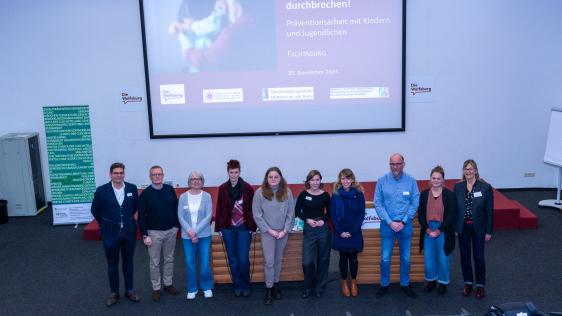 Auf dem Foto des Fachtages Den Kreislauf häuslicher Gewalt durchbrechen. Präventionsarbeit mit Kindern und Jugendlichen sind, neben einigen Workshop-Leitenden und den Referent*innen, die Kooperationspartner*innen des Runden Tisches gegen häusliche Gewalt, der Gleichstellungsstelle Mülheim and der Ruhr und der Katholischen Akademie Die Wolfsburg zu sehen.