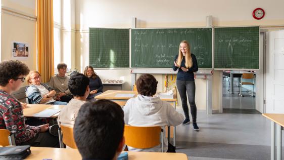 Schüler und Schülerinnen hören im Unterricht zu.