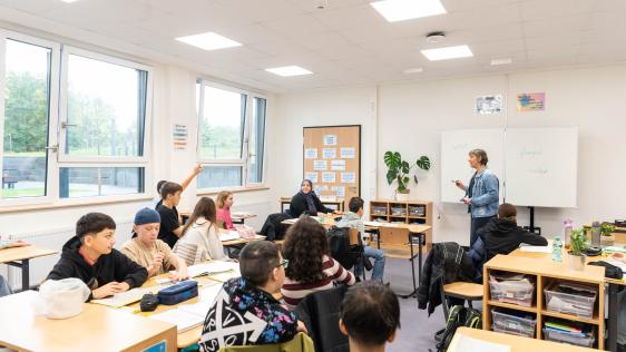 Schülerinnen und Schüler im Unterricht