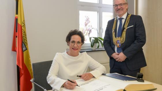 Verleihung des Ehrenrings der Stadt Mülheim an der Ruhr durch Oberbürgermeister Marc Buchholz an Eva-Maria Wald-Striedelmeyer.