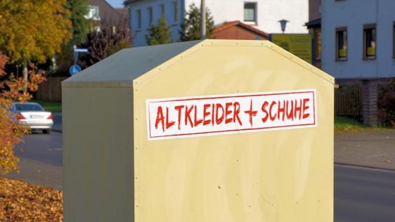 Altkleidercontainer am Straßenrand.