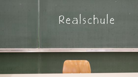 Tafel mit der Aufschrift "Realschule"