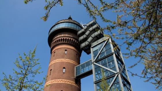 Blick von unten auf den Styrumer Wasserturm mit dem Aquarius Wassermuseum.