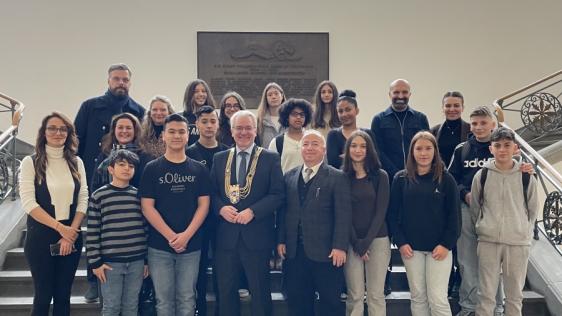 Oberbürgermeister Marc Buchholz (1. Reihe, 4. v.l.) empfing die türkischen Gäste der Sehit Er Ersin Güner Ortaokulu aus der Partnerstadt Beykoz und ihre Gastgeber der Realschule Broich im Ratssaal.