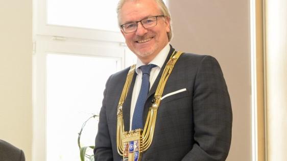 Oberbürgermeister Marc Buchholz trägt Amtskette